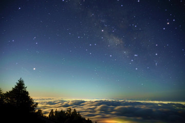 Fototapeta na wymiar 星空と雲海の幻想的な風景 / Fantastic landscape of starry sky and sea of ​​clouds