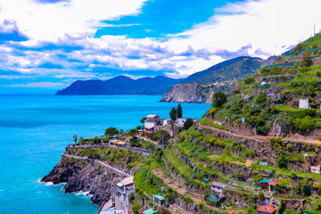 een uitzicht op de kust tijdens het verkennen van de achterpaden rond het dorp Manarola, een klein dorp in de regio Ligurië in Italië, bekend als Cinque Terra