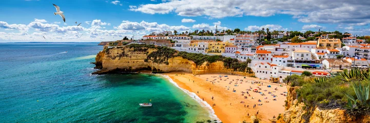 Fototapeten Blick auf das Fischerdorf Carvoeiro mit schönem Strand, Algarve, Portugal. Blick auf den Strand in der Stadt Carvoeiro mit bunten Häusern an der Küste Portugals. Das Dorf Carvoeiro an der Algarve Portugal. © daliu