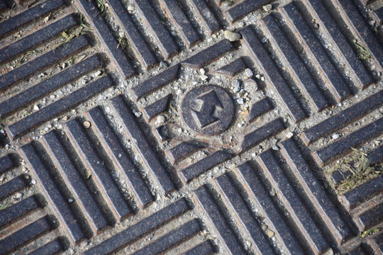 Kanaldeckel mit geomatrischem Muster