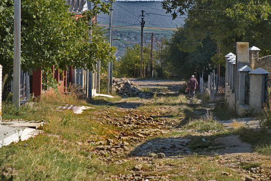 Passant an einer kaputten Stra&szlig;e auf dem Zigeunerh&uuml;gel in Soroca