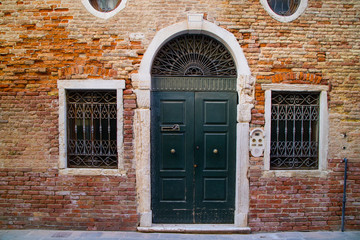 Fototapeta na wymiar Portas e janelas medievais em Veneza, Italia. Europa
