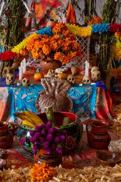 Ofrenda del D&iacute;a de Muertos, es altar que forma parte de tradiciones mexicanas del D&iacute;a de Muertos, que consiste en instalar objetos dom&eacute;sticos en honor de los muertos de la familia