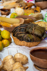 Canasta con tamales oaxaqueños envueltos en hoja de plátano