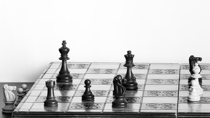 Scacchi fotografati su una scacchiera