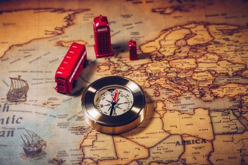 Foto auf Leinwand Der ikonische rote Bus und die Big Ben-Miniatur mit Kompass auf der Karte von London, UK. Konzept der Reise. © daliu