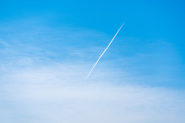 青空に飛行機雲