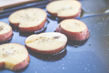 Tischgrill im Garten, gesundes Essen, lecker und vegetarisch zubereitet.