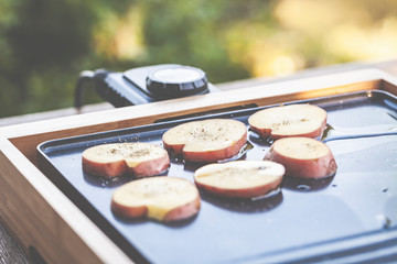 Tischgrill im Garten, gesundes Essen, lecker und vegetarisch zubereitet.