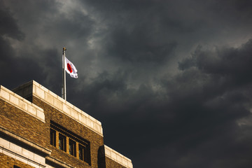 日本国旗と暗雲