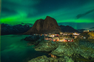 erstaunliche nordlichtszene in reine town, norwegen