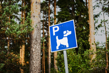 direction sign parking for dogs in forest park area