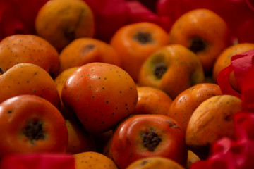Canasta con tejocotes frescos, es una fruta mexicana ocupada durante festividades navideñas....