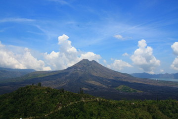 Obraz na płótnie Canvas Clouds and blue sky around the volcano