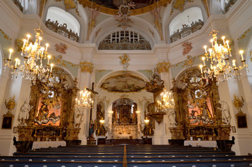 Fototapeta na wymiar Klosterkirche Altomünster, Innenraum mit Haupt- u.Seitenaltar