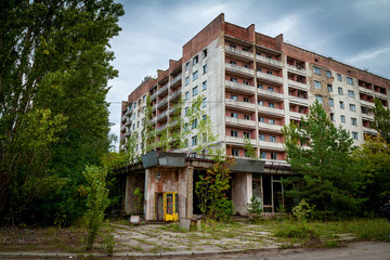 Fototapeta premium An abandoned building in the city of Pripyat