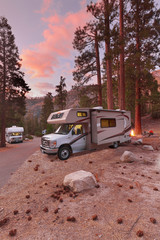 Campen mit dem Wohnmobil am Moraine  Campground im Kings Canyon National Park, CA, USA