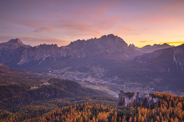 Lever du soleil sur la vallée de Cortina d'Ampezzo en saison d'automne, Italie ,