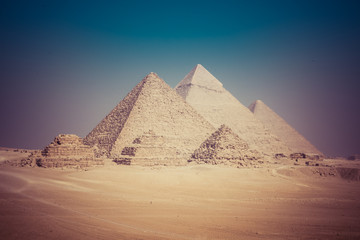 Fototapeta na wymiar the pyramids of giza