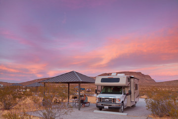 Abendstimmung mit Wolken am Red Rock Canyon Campground, Red Rock Canyon National Conservation Area, Campen, NV, USA