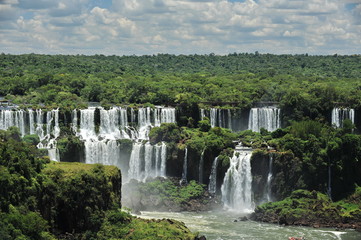 Obraz premium Bank of the Iguazu River. Favorite tourist destination of the whole world.