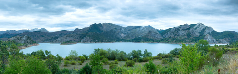 Fototapeta na wymiar Vista panorámica de gran lago entre montañas y naturaleza. Asturias España