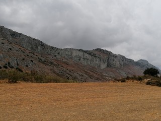 Paisaje de los montes Torcal en un dia con nubes en Antequera Málaga Andalucía, España. Es un sitio natural único, declarado Patrimonio de la Humanidad por la Unesco.