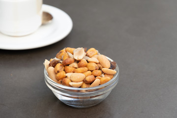 Bol de cristal lleno de frutos secos, aperitivo