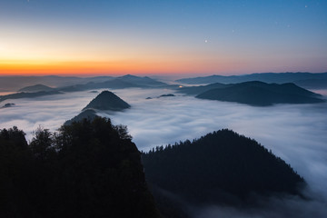 Noc na szczycie Trzy Korony w Pieninach,  Polska © danielszura
