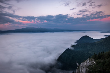 Noc na szczycie Trzy Korony w Pieninach,  Tatry w tle, Polska © danielszura