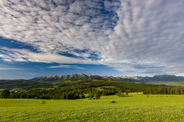 Polana podczas wschodu słońca, Tatry w tle, Łapszanka, Polska © danielszura