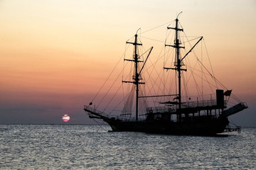 Fototapeta na wymiar Ship at sea at dawn
