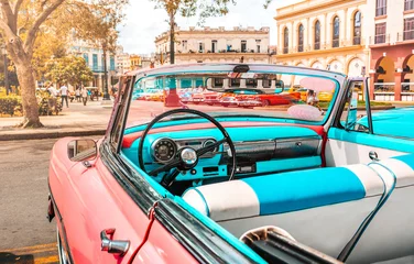 Zelfklevend Fotobehang Roze oude Amerikaanse klassieke auto in Havana, Cuba © Lena Wurm
