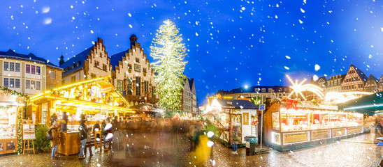 Fototapeta na wymiar Weihnachtsmarkt am Römerberg, Frankfurt am Main, Hessen, Deutschland