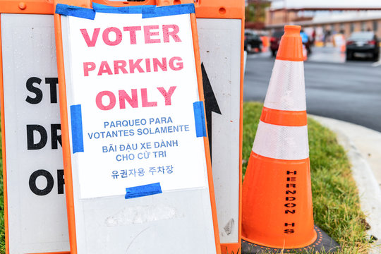 Herndon, USA - November 6, 2018: Voter Parking Here Sign At High School Polling Station With Arrow On Sidewalk, Road In Korean, Spanish, Vietnamese, English Languages