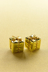 Cajas doradas o amarillas de regalo, adorno navideño sobre fondo dorado