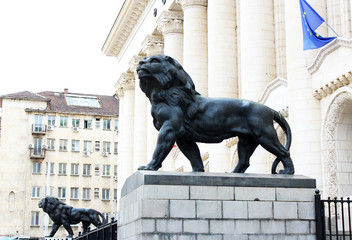 Naklejka premium ブルガリア 裁判所前のライオン像