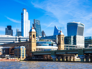 テムズ川とシティ・オブ・ロンドンの高層ビル