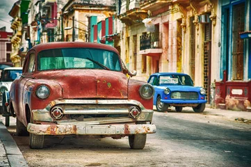 Poster Havanna-Straße in Kuba mit altem rotem amerikanischem Auto © javier