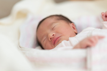 新生児室で眠る赤ちゃん