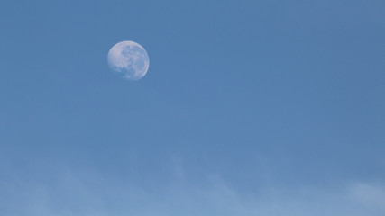 Lua no céu azul com algumas nuvens © Fotos GE