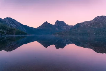 Photo sur Plexiglas Mont Cradle Fond de nature pittoresque avec Cradle Mountain et lac au lever du soleil