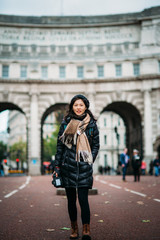 Fototapeta premium Azjatycki model spaceru na London Street