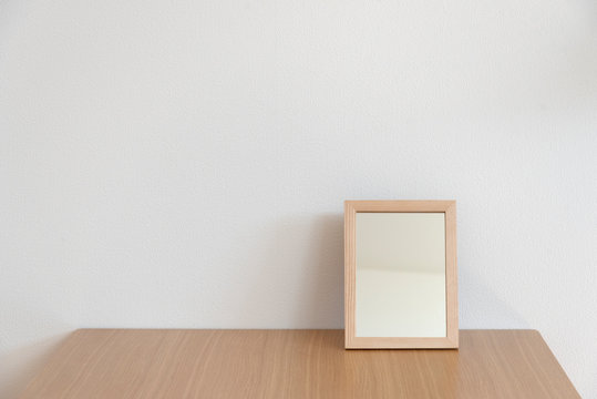 白背景の木製フレームのシンプルな鏡