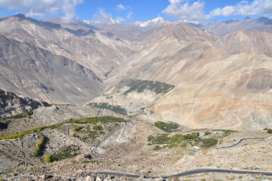 インドのヒマラヤ山岳地帯　キナウル谷のナコ村から見た美しい渓谷