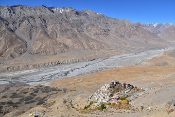 インドのヒマラヤ山岳地帯　スピティ谷のキーゴンパ　要塞のような寺院と僧院　美しい渓谷と青空