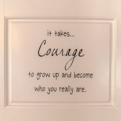 Obraz premium Square frame Inspirational courage quote on back home door
