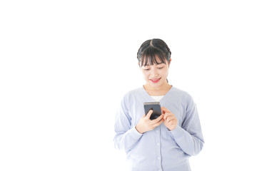 スマホを使う若い女子学生