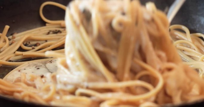 Spaghetti cacio e pepe preparation
