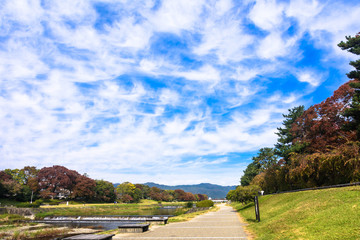 Fototapeta na wymiar 秋空の京都の鴨川風景